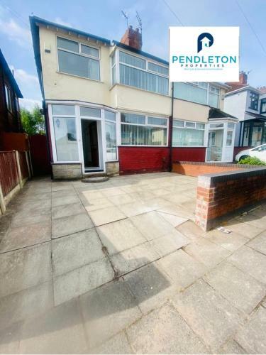 Stylish 4 Bed Property In Liverpool
