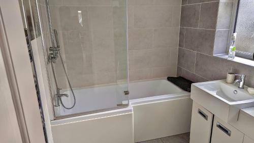 Modern Three-bedroom Home With Free Parking