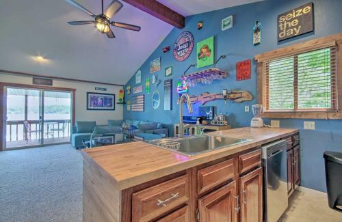 Apartamento Waterfront Condo With Deck - Bring Your Boat!