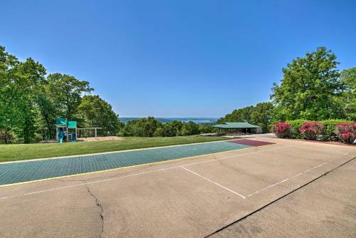 Apartamento Table Rock Lake Retreat With Large Deck And Pool!