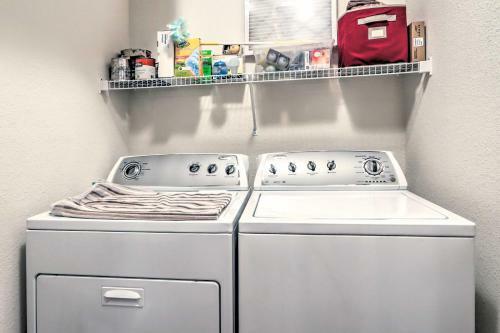 Apartamento Condo With Lakefront Patio And Community Perks!