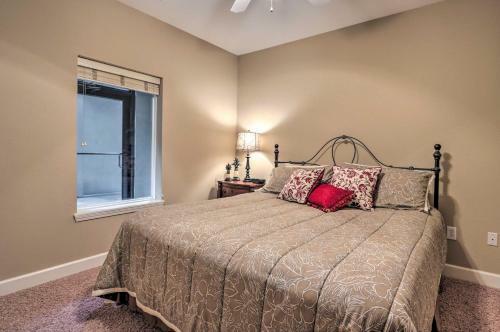 Apartamento Condo With Lakefront Patio And Community Perks!