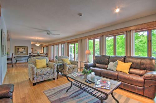 Lakefront Family Home With Boat Dock And Sun Deck