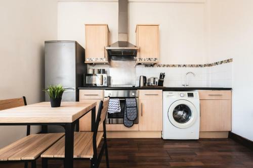 Beautiful 2 Bedroom Apartment With Parking