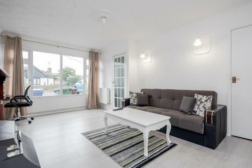 Lovely 3 Bed House-tilbury-free Parking