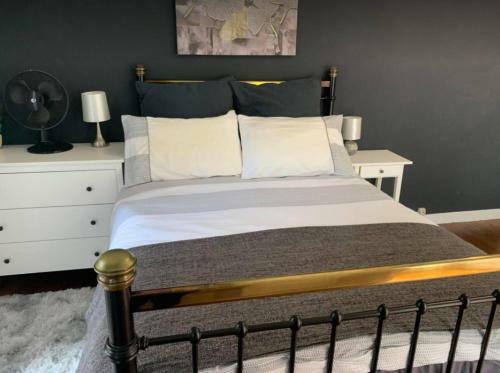 Stunning 3-bed Cottage Opposite Chateau And Canal