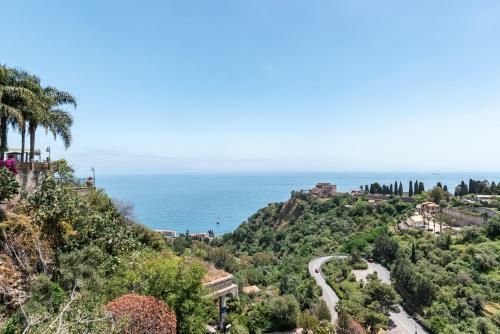 Taormina Panoramic Apartment With Parking