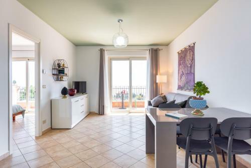 Taormina Panoramic Apartment With Parking