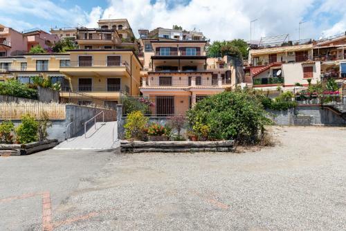 Taormina Panoramic Apartment With Parking