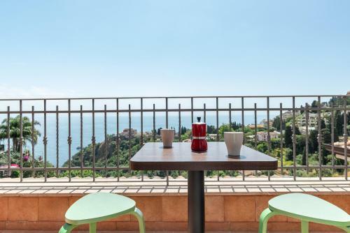 Taormina Panoramic Apartment With Parking