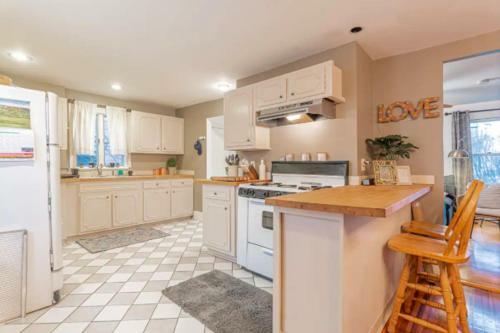 Cozy Kingston Ny 2 Bedroom Bliss