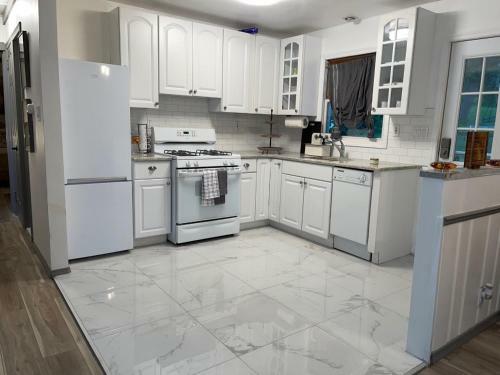 2 Bedroom Cozy Getaway W On-site Parking