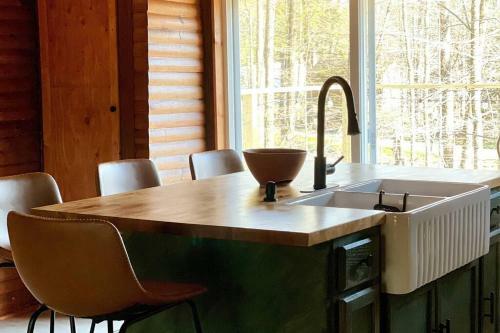 Charming Cottage With Lake Access, Trails, Plus A Jacuzzi!