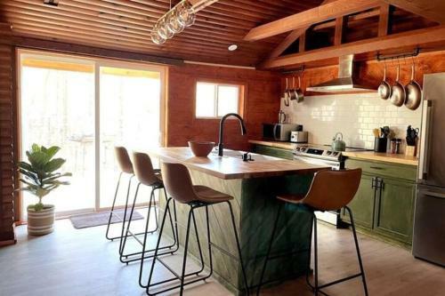 Charming Cottage With Lake Access, Trails, Plus A Jacuzzi!