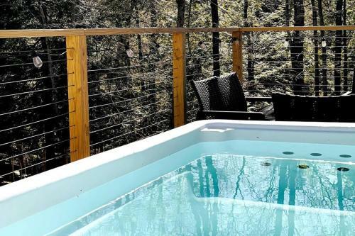 Charming Cottage With Lake Access, Trails, Plus A Jacuzzi!