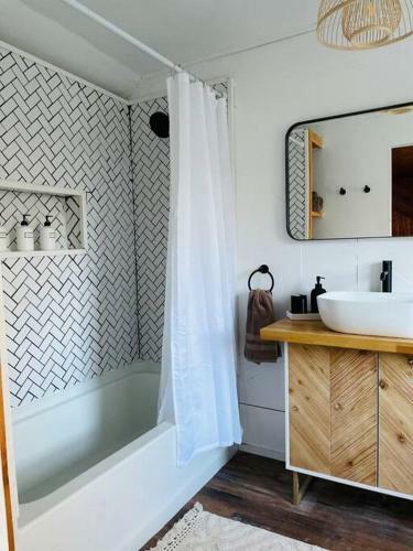 Charming Cottage With Lake Access, Trails, Plus A Jacuzzi!