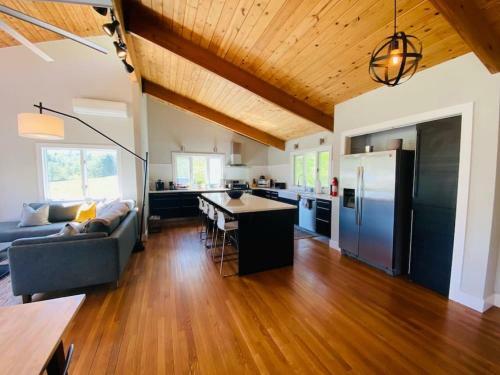 Modern, Spacious Lakeside Retreat In Narrowsburg