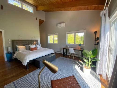 Modern, Spacious Lakeside Retreat In Narrowsburg