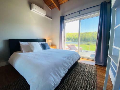 Modern, Spacious Lakeside Retreat In Narrowsburg