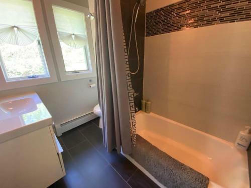 Modern, Spacious Lakeside Retreat In Narrowsburg