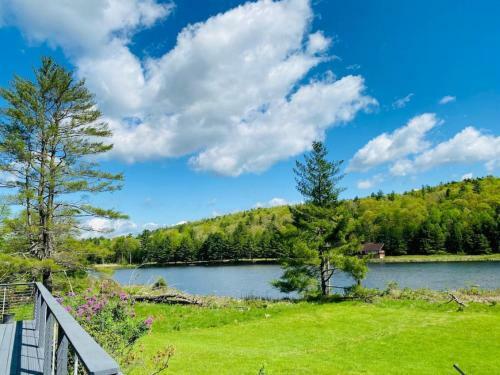 Modern, Spacious Lakeside Retreat In Narrowsburg