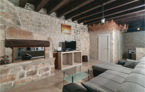 Holiday Home Pucisca Gospe Lurdske