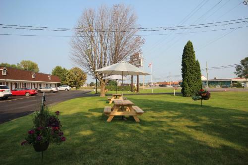 Country Squire Motel