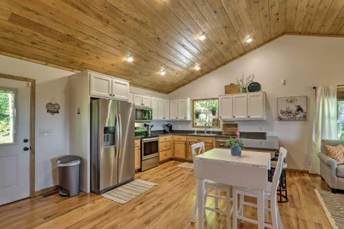 Sky Blue Overlook Screened Porch And Grill!