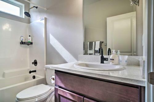 Modern Medford Escape About 3 Mi To Downtown!