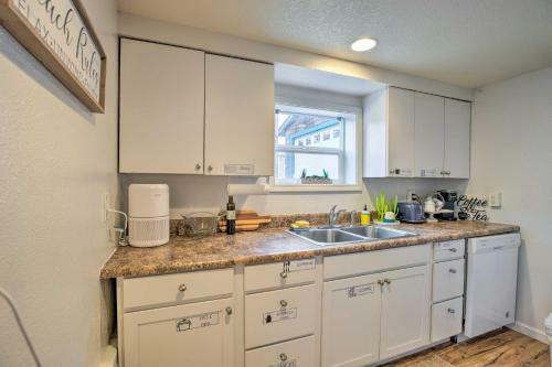 Apartamento Rockaway Beach Condo - Beach Access Nearby!