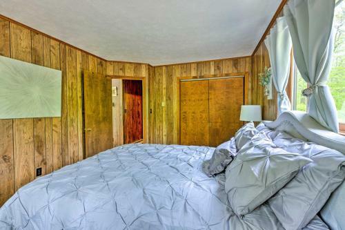 Big Bass Lake Retreat With Deck And Pool Access!