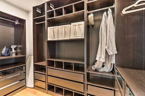 Dtwn Townhome With Hot Tub And Backyard Oasis!
