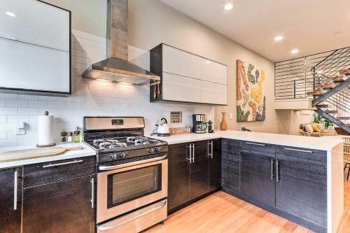 Dtwn Townhome With Hot Tub And Backyard Oasis!