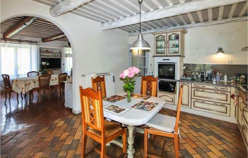 Stunning Home In Le Thor With Wifi And 4 Bedrooms