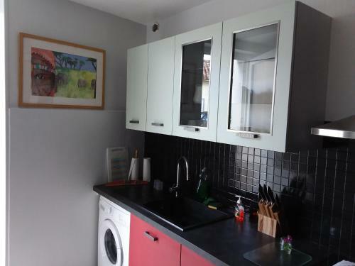 Colourful Well Equipped 2-bed House In Le Vigeant
