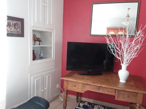 Colourful Well Equipped 2-bed House In Le Vigeant