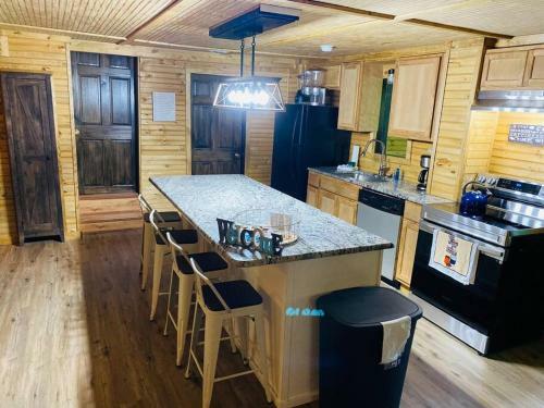 Pet Frndly Lakefront Cabin Hottub Gamerm Fireplace