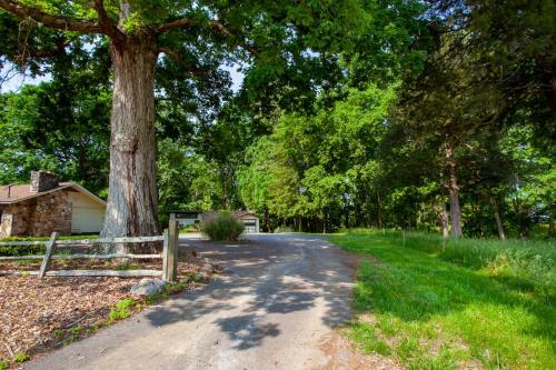 Hidden Lake Retreat - Lake Access, View And Fireplace