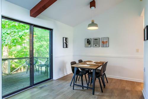 Hidden Lake Retreat - Lake Access, View And Fireplace