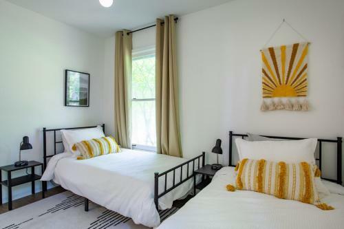 Hidden Lake Retreat - Lake Access, View And Fireplace