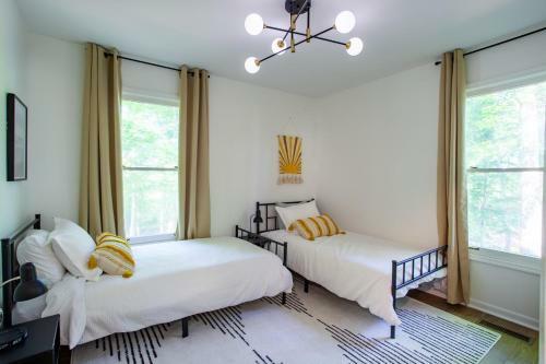 Hidden Lake Retreat - Lake Access, View And Fireplace