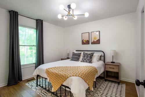 Hidden Lake Retreat - Lake Access, View And Fireplace