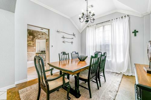 Artful Retreat In Allen