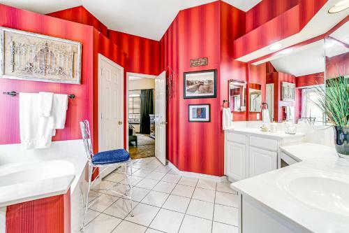 Artful Retreat In Allen