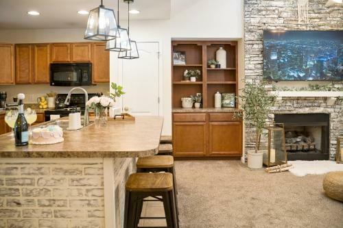 Luxe Quiet Townhouse W/parking/pool/by Dollywood