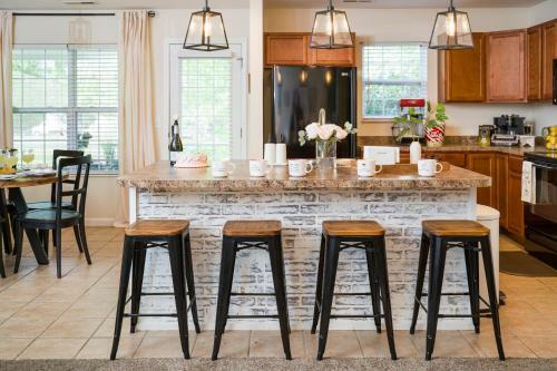 Luxe Quiet Townhouse W/parking/pool/by Dollywood