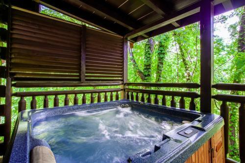 Bear Hugs - Hot Tub, 2 Fire Pits, And Fireplace