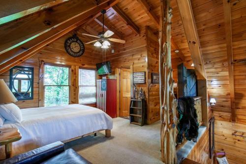 Bear Hugs - Hot Tub, 2 Fire Pits, And Fireplace