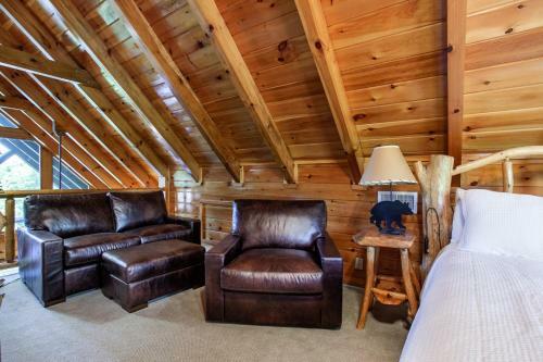 Bear Hugs - Hot Tub, 2 Fire Pits, And Fireplace