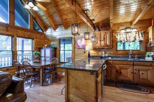 Bear Hugs - Hot Tub, 2 Fire Pits, And Fireplace